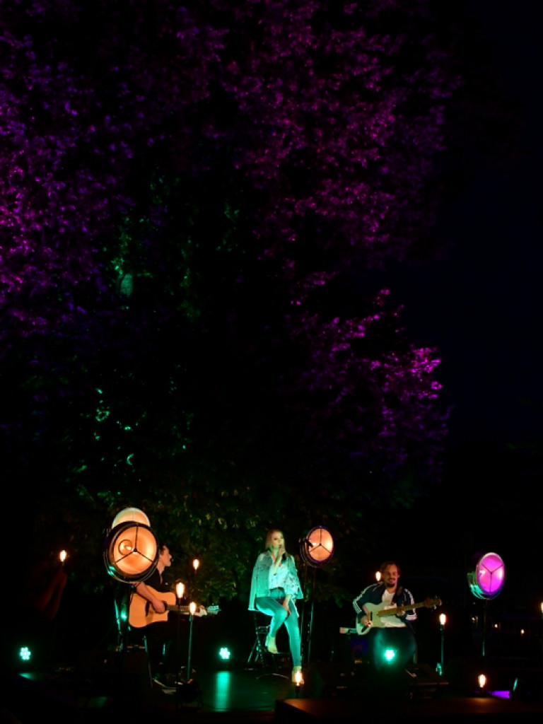 Koncert w cieniu drzewa. Wystąpili Michalina Lipińska i Paweł Skiba (FOTO)