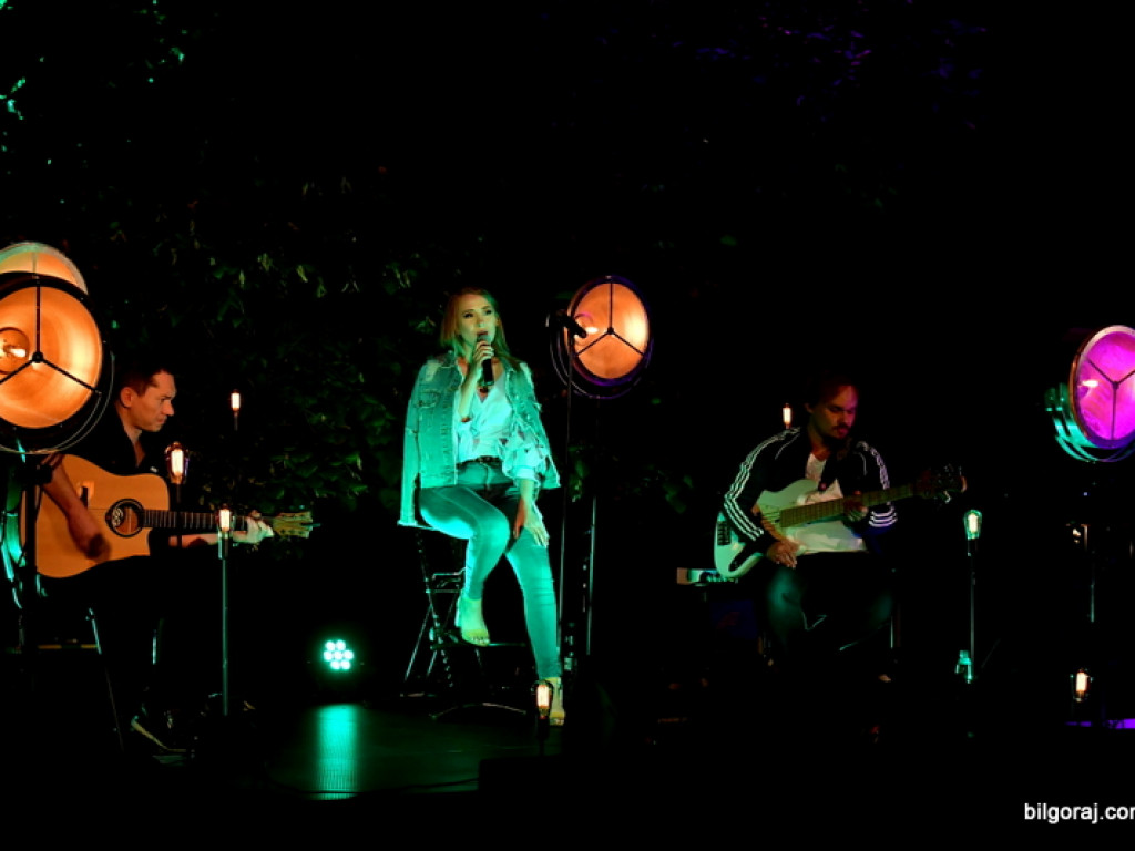 Koncert w cieniu drzewa. Wystąpili Michalina Lipińska i Paweł Skiba (FOTO)