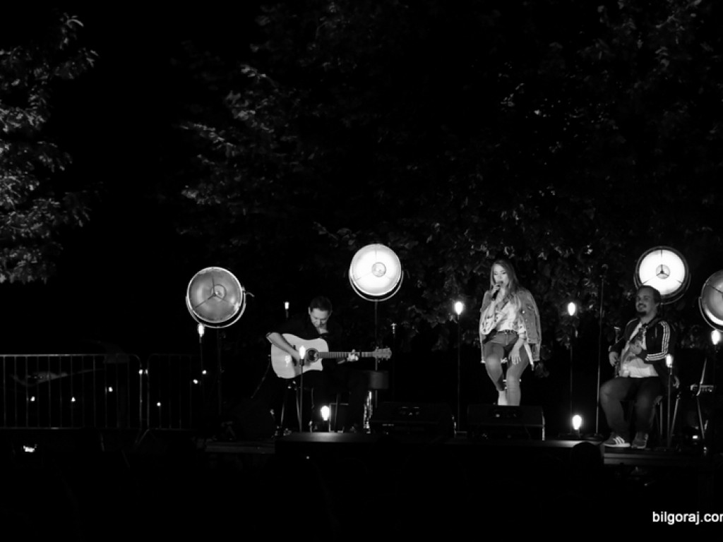 Koncert w cieniu drzewa. Wystąpili Michalina Lipińska i Paweł Skiba (FOTO)