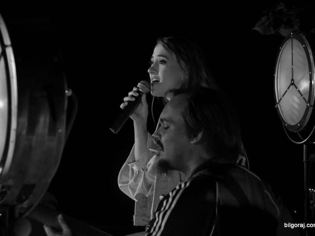 Koncert w cieniu drzewa. Wystąpili Michalina Lipińska i Paweł Skiba (FOTO)