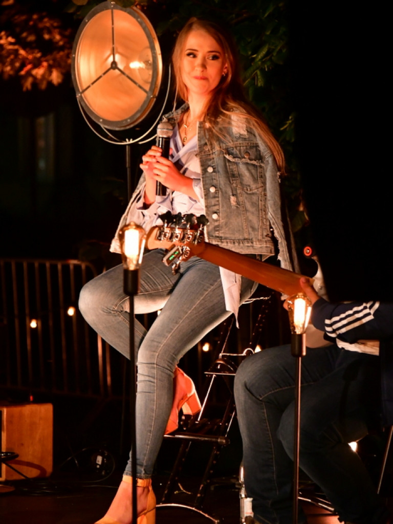 Koncert w cieniu drzewa. Wystąpili Michalina Lipińska i Paweł Skiba (FOTO)