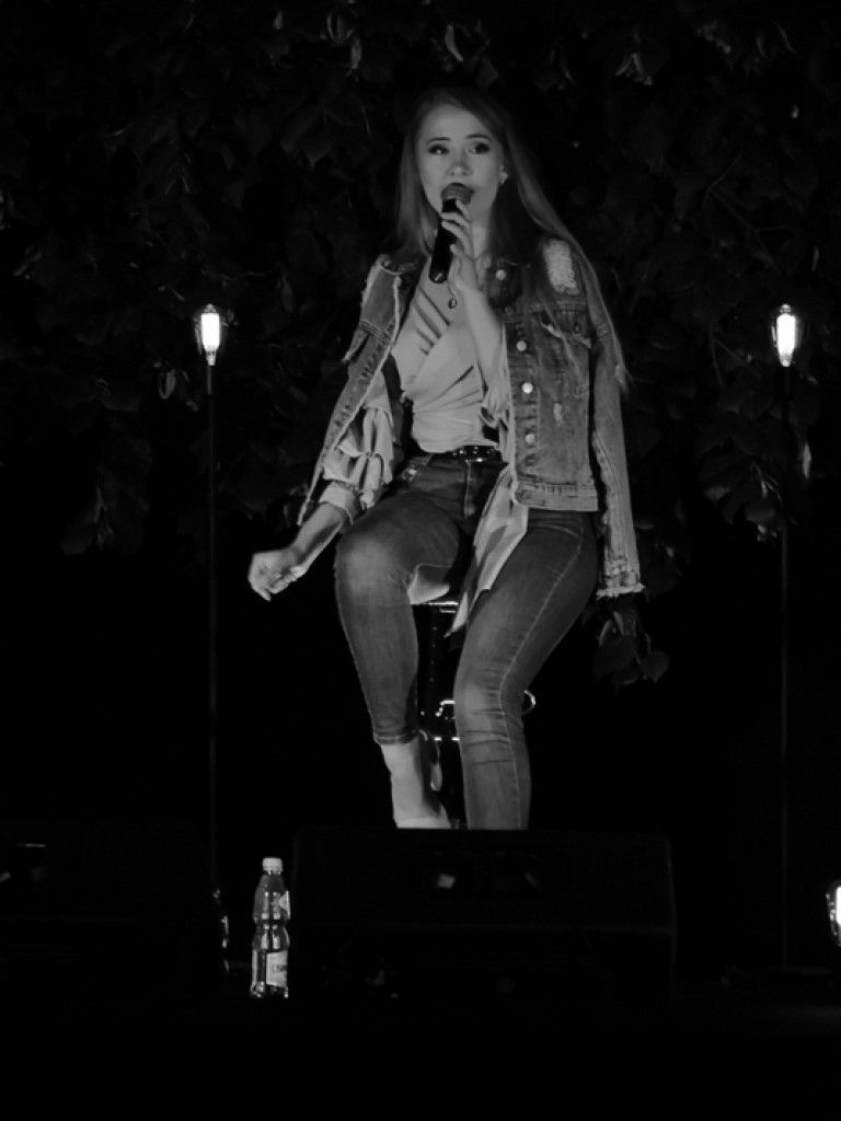 Koncert w cieniu drzewa. Wystąpili Michalina Lipińska i Paweł Skiba (FOTO)