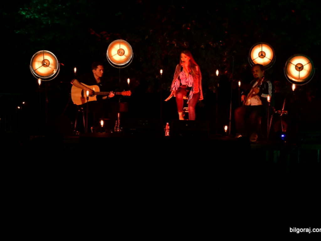 Koncert w cieniu drzewa. Wystąpili Michalina Lipińska i Paweł Skiba (FOTO)