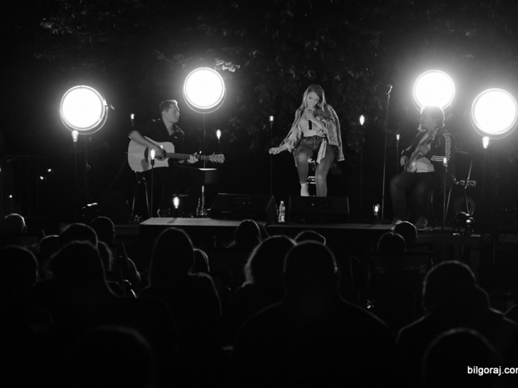 Koncert w cieniu drzewa. Wystąpili Michalina Lipińska i Paweł Skiba (FOTO)