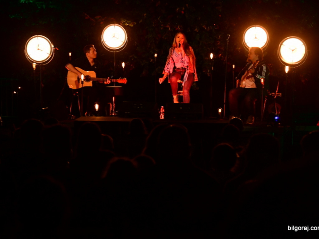 Koncert w cieniu drzewa. Wystąpili Michalina Lipińska i Paweł Skiba (FOTO)
