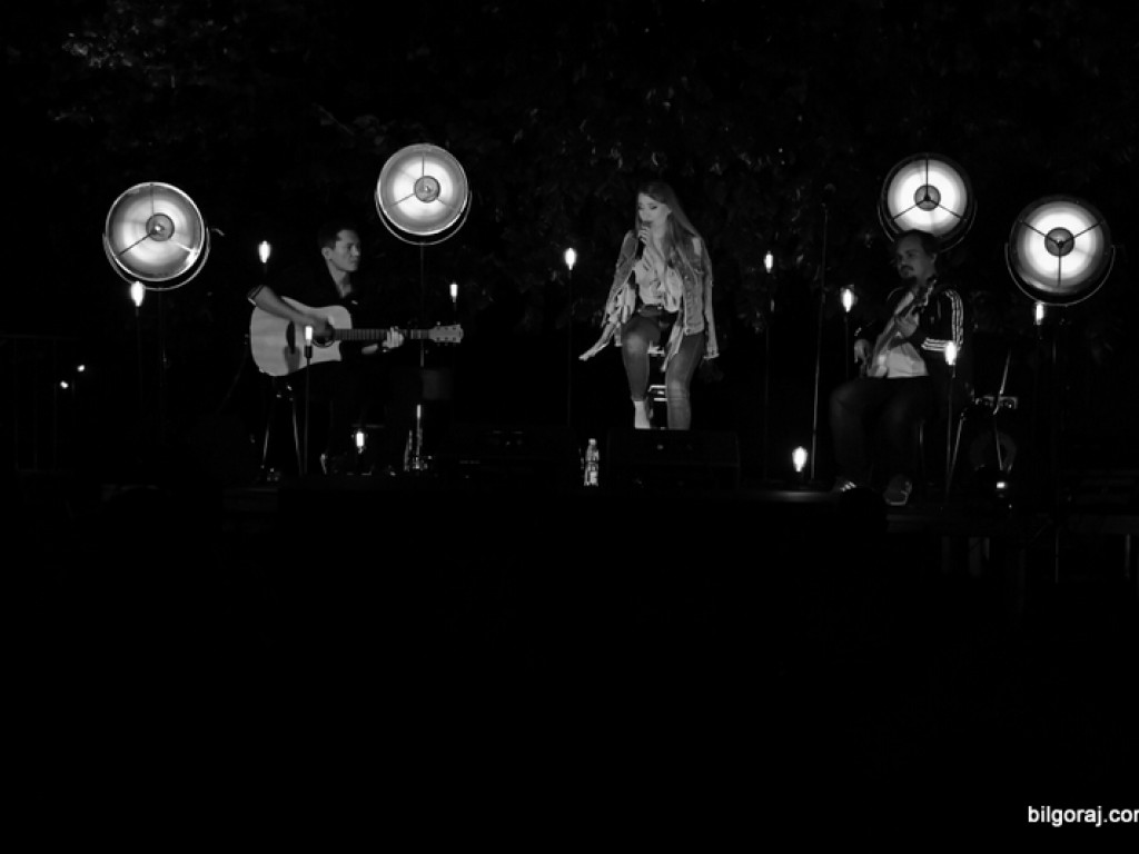 Koncert w cieniu drzewa. Wystąpili Michalina Lipińska i Paweł Skiba (FOTO)