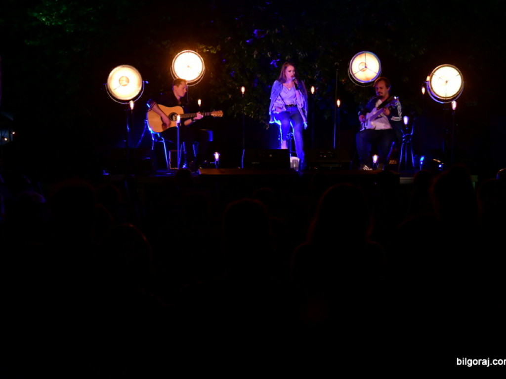 Koncert w cieniu drzewa. Wystąpili Michalina Lipińska i Paweł Skiba (FOTO)