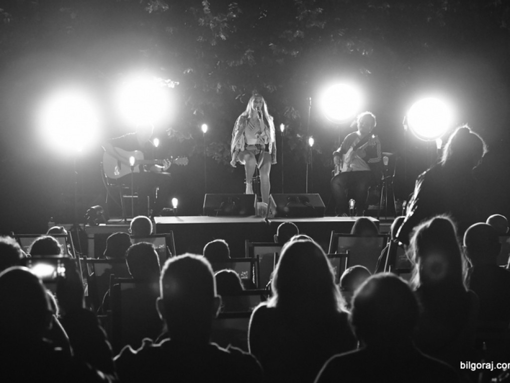 Koncert w cieniu drzewa. Wystąpili Michalina Lipińska i Paweł Skiba (FOTO)