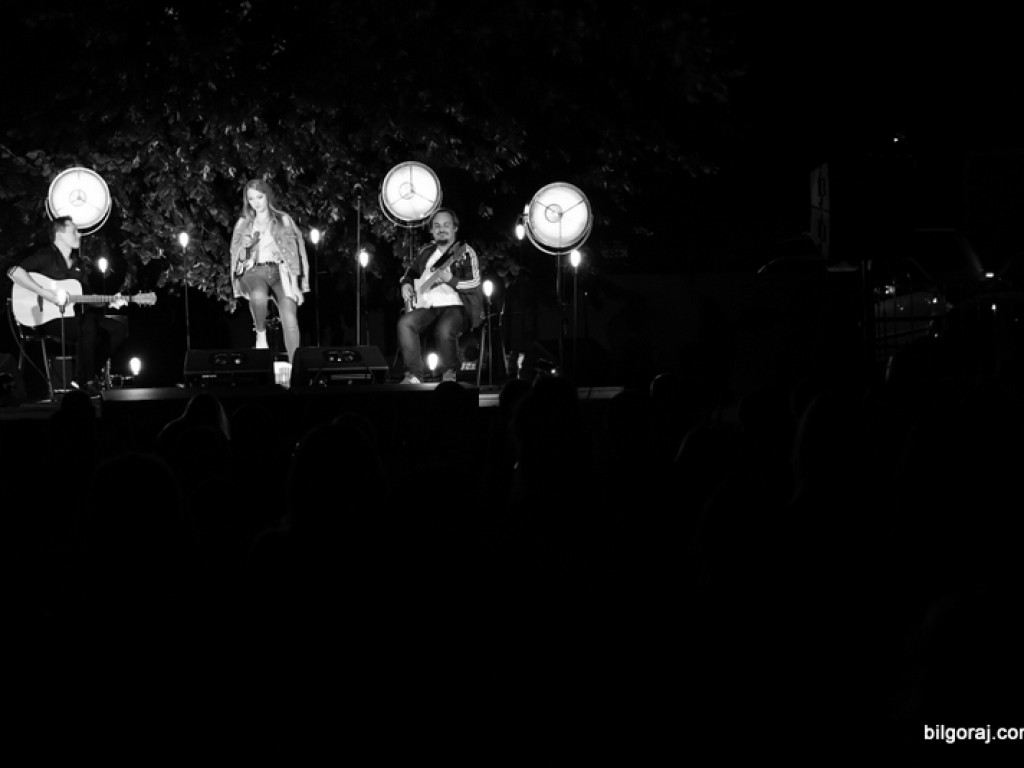 Koncert w cieniu drzewa. Wystąpili Michalina Lipińska i Paweł Skiba (FOTO)
