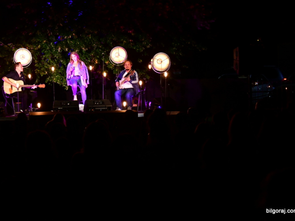 Koncert w cieniu drzewa. Wystąpili Michalina Lipińska i Paweł Skiba (FOTO)