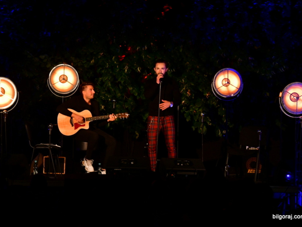 Koncert w cieniu drzewa. Wystąpili Michalina Lipińska i Paweł Skiba (FOTO)