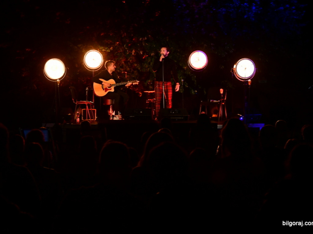 Koncert w cieniu drzewa. Wystąpili Michalina Lipińska i Paweł Skiba (FOTO)