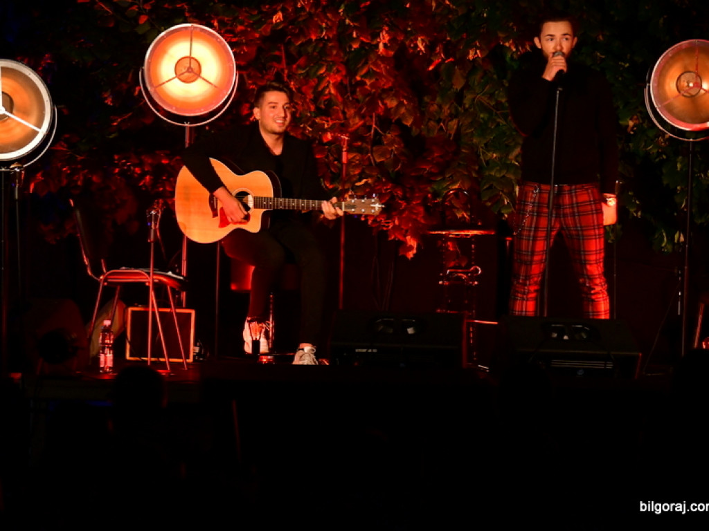 Koncert w cieniu drzewa. Wystąpili Michalina Lipińska i Paweł Skiba (FOTO)