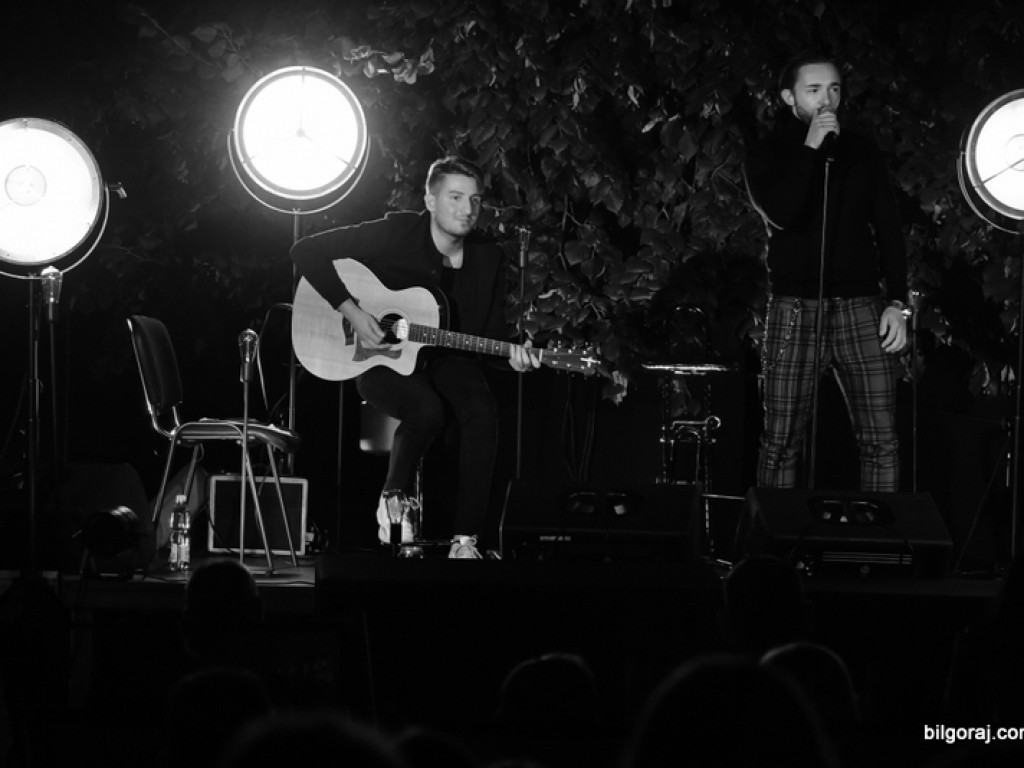 Koncert w cieniu drzewa. Wystąpili Michalina Lipińska i Paweł Skiba (FOTO)