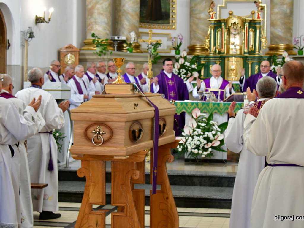 Msza święta żałobna za księdza Romana Kulczyckiego (FOTO)