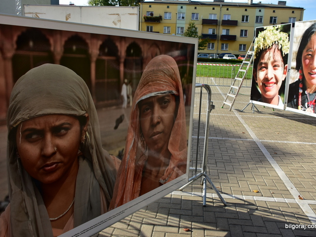 Co robią kobiety, żeby się podobać? (FOTO)