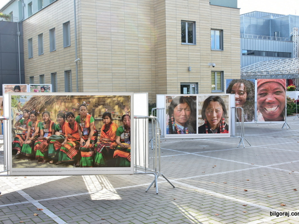 Co robią kobiety, żeby się podobać? (FOTO)