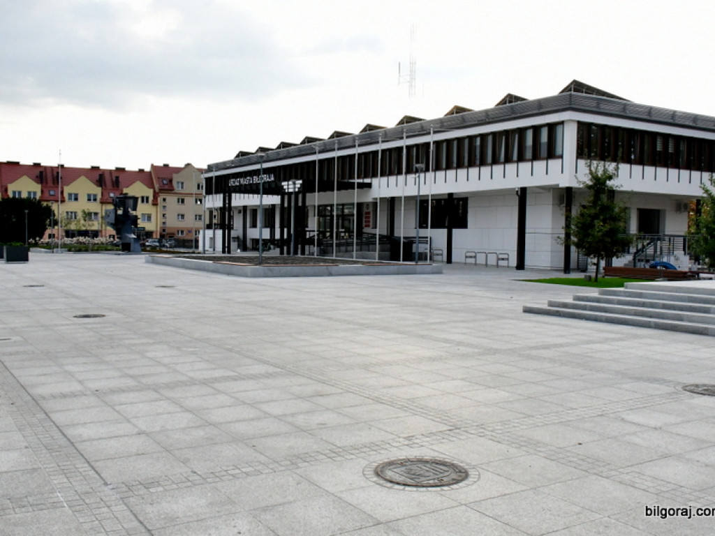 Zakończyła się rewitalizacja Placu Wolności. Dziś znikły ochronne płotki, a na placu zabaw aktywnie czas spędzały dzieci (FOTO)