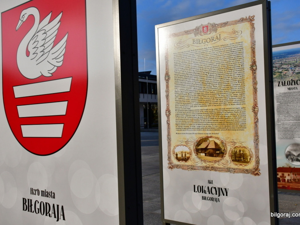 Zakończyła się rewitalizacja Placu Wolności. Dziś znikły ochronne płotki, a na placu zabaw aktywnie czas spędzały dzieci (FOTO)