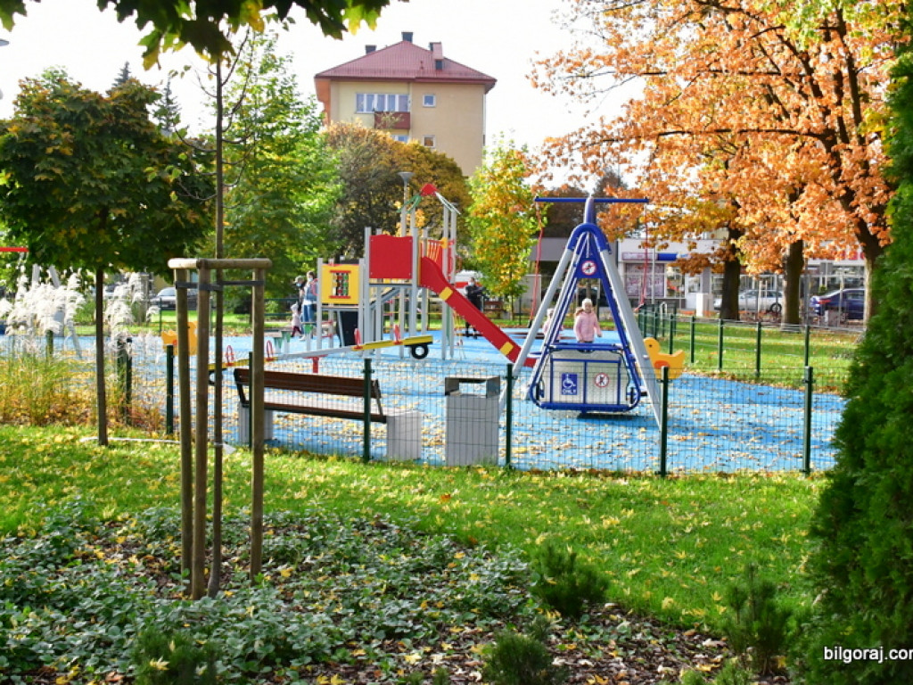 Zakończyła się rewitalizacja Placu Wolności. Dziś znikły ochronne płotki, a na placu zabaw aktywnie czas spędzały dzieci (FOTO)