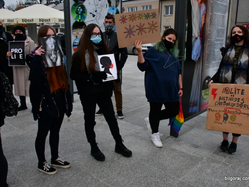 Strajk kobiet. Ulicami Biłgoraja przeszedł protest przeciw orzeczeniu Trybunału Konstytucyjnego (FOTO, VIDEO)