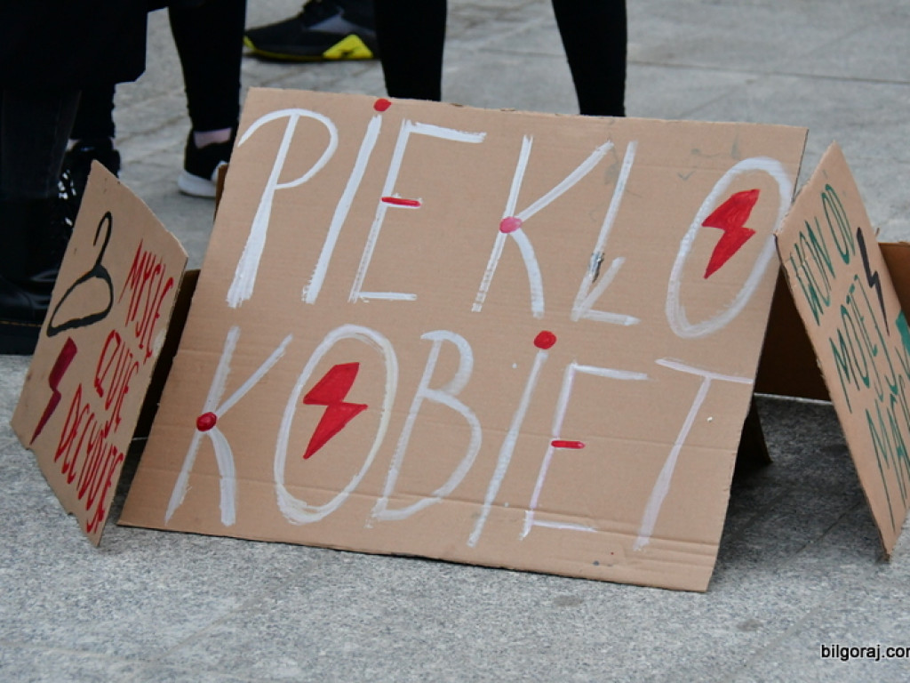Strajk kobiet. Ulicami Biłgoraja przeszedł protest przeciw orzeczeniu Trybunału Konstytucyjnego (FOTO, VIDEO)