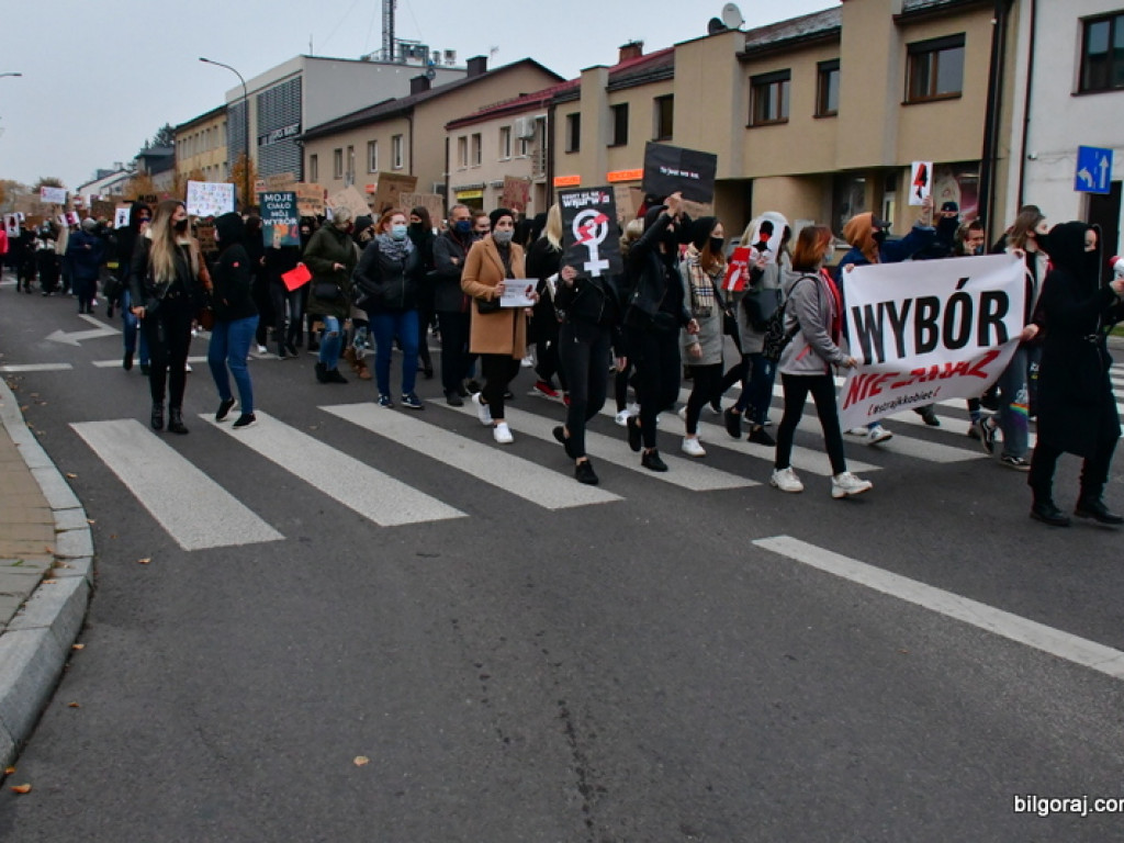 Strajk kobiet. Ulicami Biłgoraja przeszedł protest przeciw orzeczeniu Trybunału Konstytucyjnego (FOTO, VIDEO)