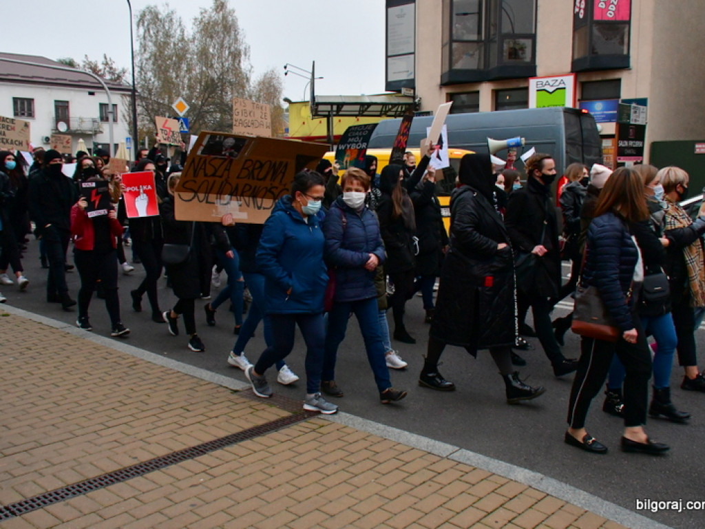 Strajk kobiet. Ulicami Biłgoraja przeszedł protest przeciw orzeczeniu Trybunału Konstytucyjnego (FOTO, VIDEO)