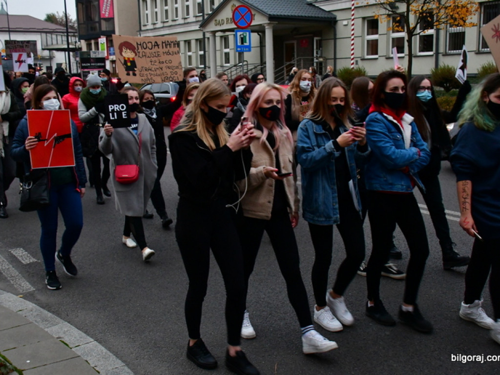 Strajk kobiet. Ulicami Biłgoraja przeszedł protest przeciw orzeczeniu Trybunału Konstytucyjnego (FOTO, VIDEO)