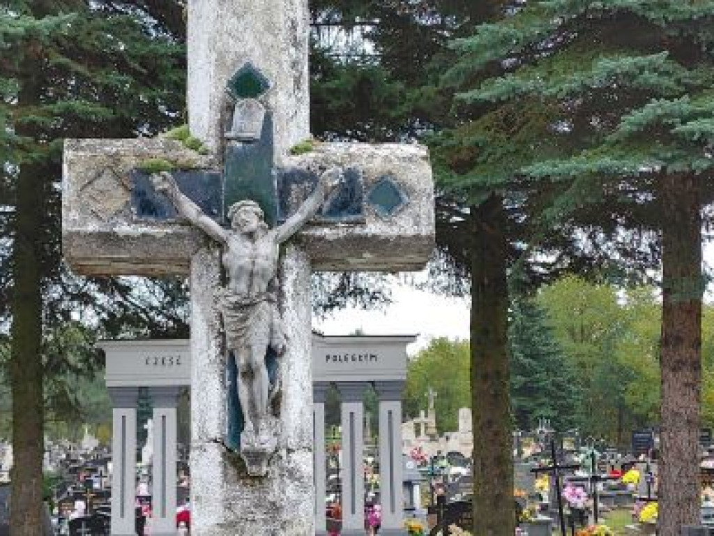 Zamknięte cmentarze na Wszystkich Świętych. Praca zdalna