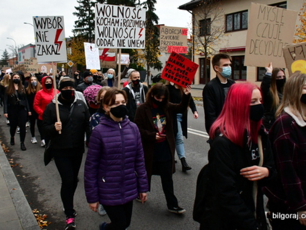 Strajk kobiet. Protest drugi raz przeszedł ulicami Biłgoraja (FOTO)