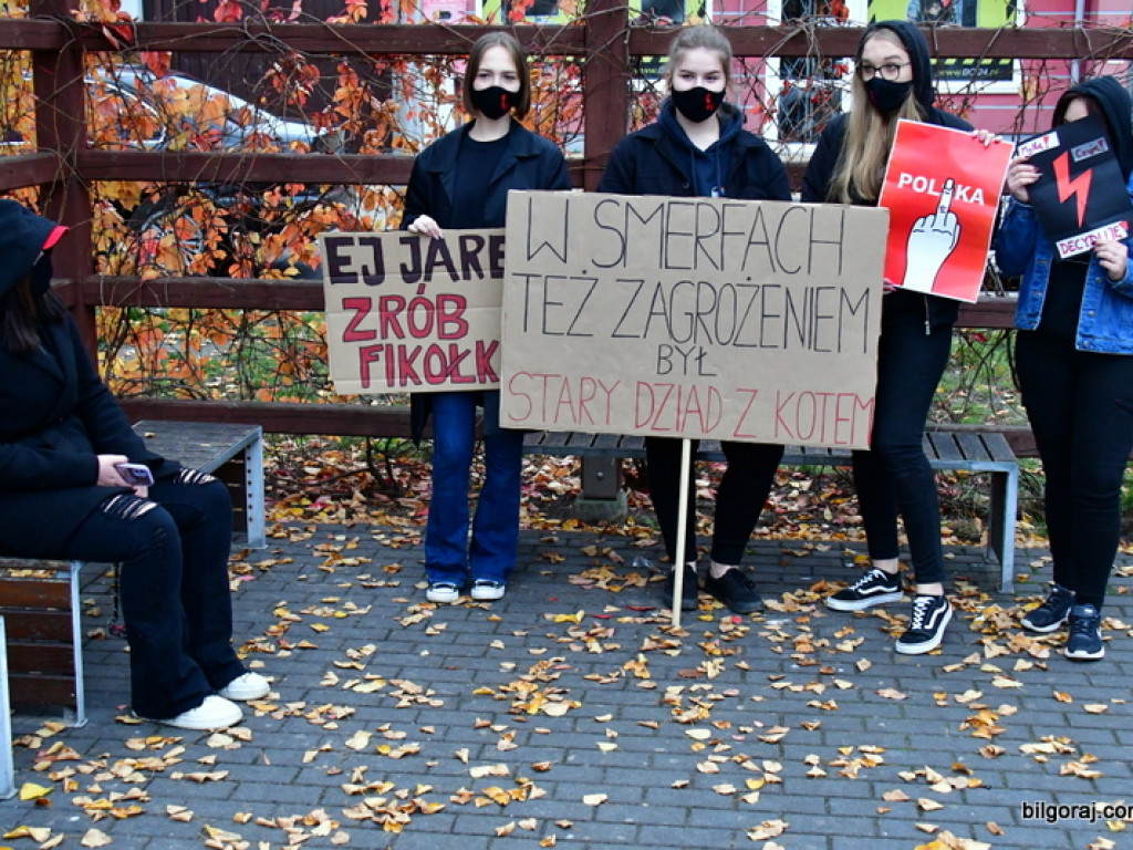 Strajk kobiet. Protest drugi raz przeszedł ulicami Biłgoraja (FOTO)