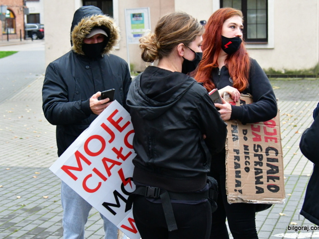 Strajk kobiet. Protest drugi raz przeszedł ulicami Biłgoraja (FOTO)