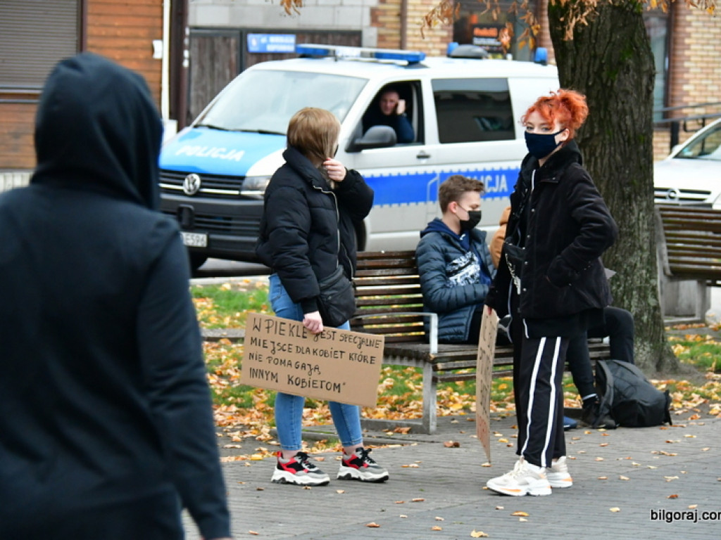 Strajk kobiet. Protest drugi raz przeszedł ulicami Biłgoraja (FOTO)