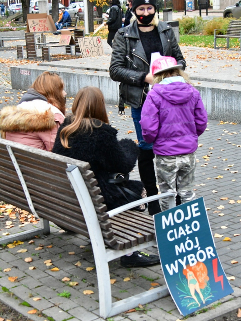 Strajk kobiet. Protest drugi raz przeszedł ulicami Biłgoraja (FOTO)