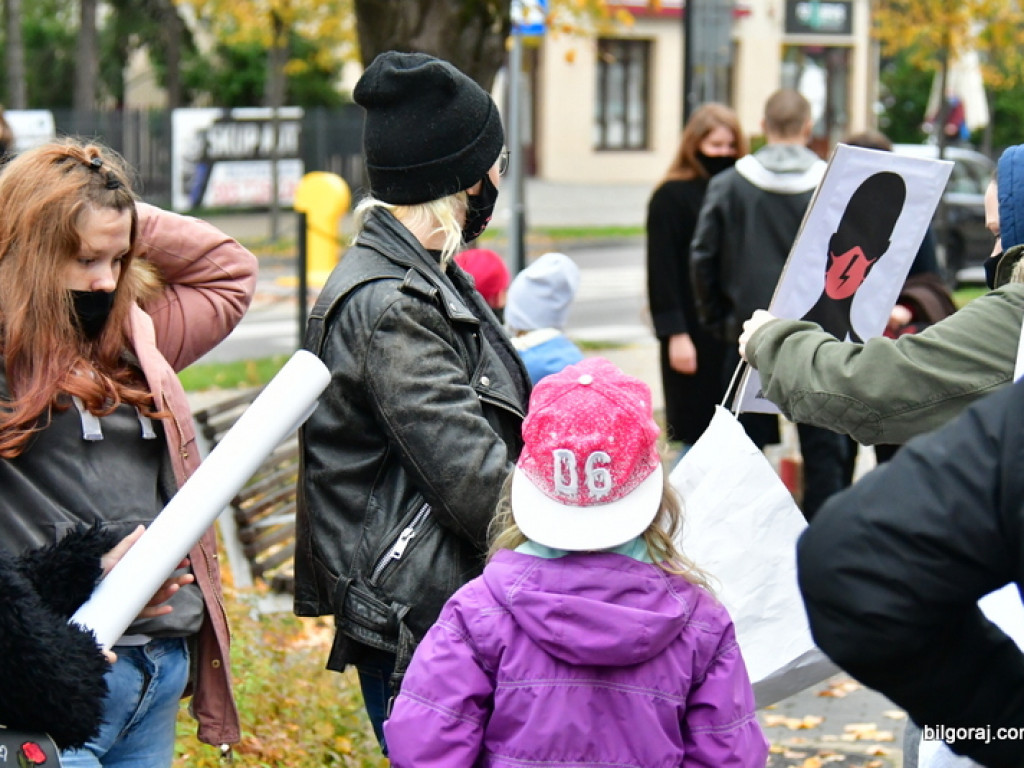 Strajk kobiet. Protest drugi raz przeszedł ulicami Biłgoraja (FOTO)