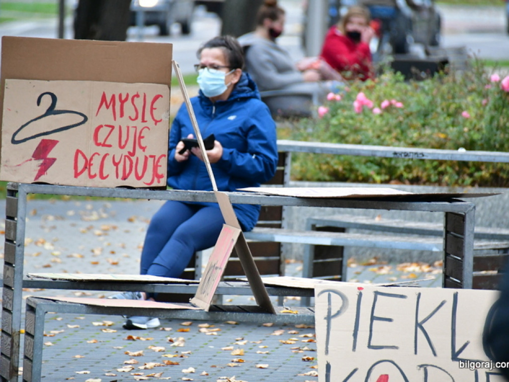 Strajk kobiet. Protest drugi raz przeszedł ulicami Biłgoraja (FOTO)