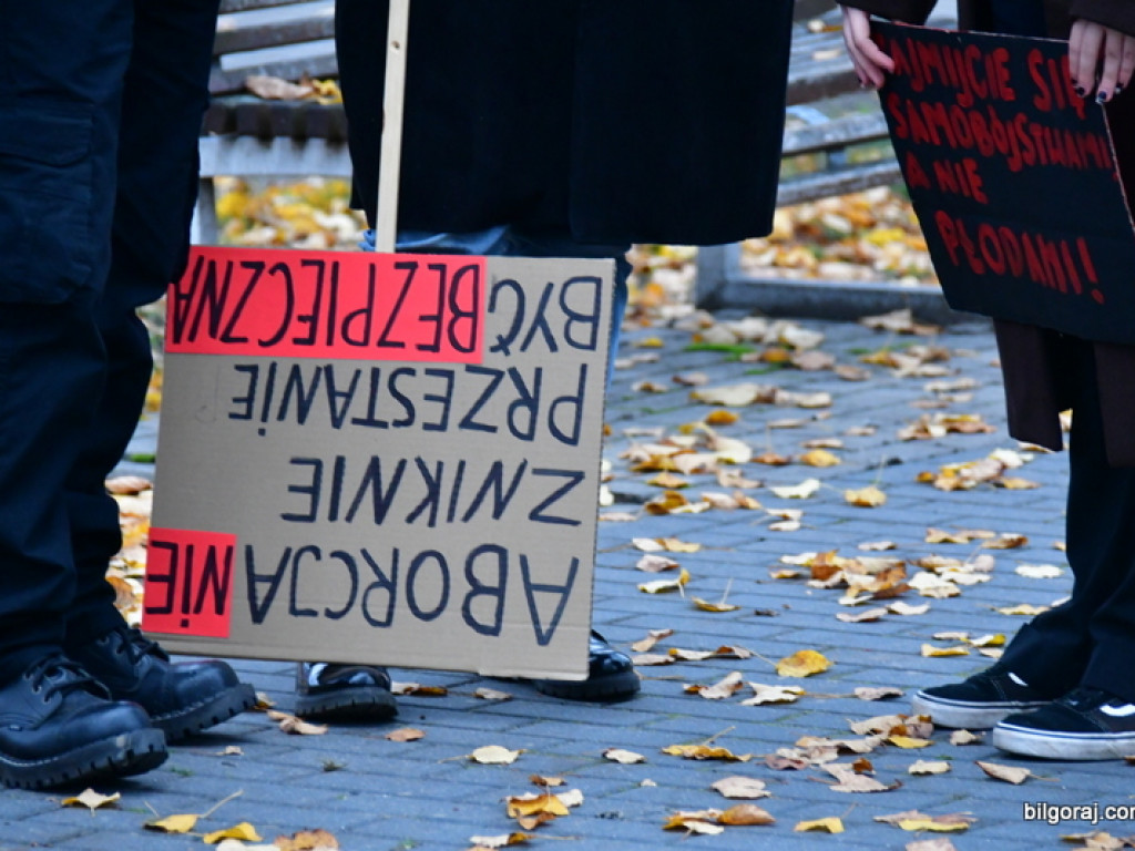 Strajk kobiet. Protest drugi raz przeszedł ulicami Biłgoraja (FOTO)