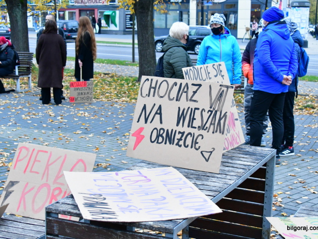 Strajk kobiet. Protest drugi raz przeszedł ulicami Biłgoraja (FOTO)