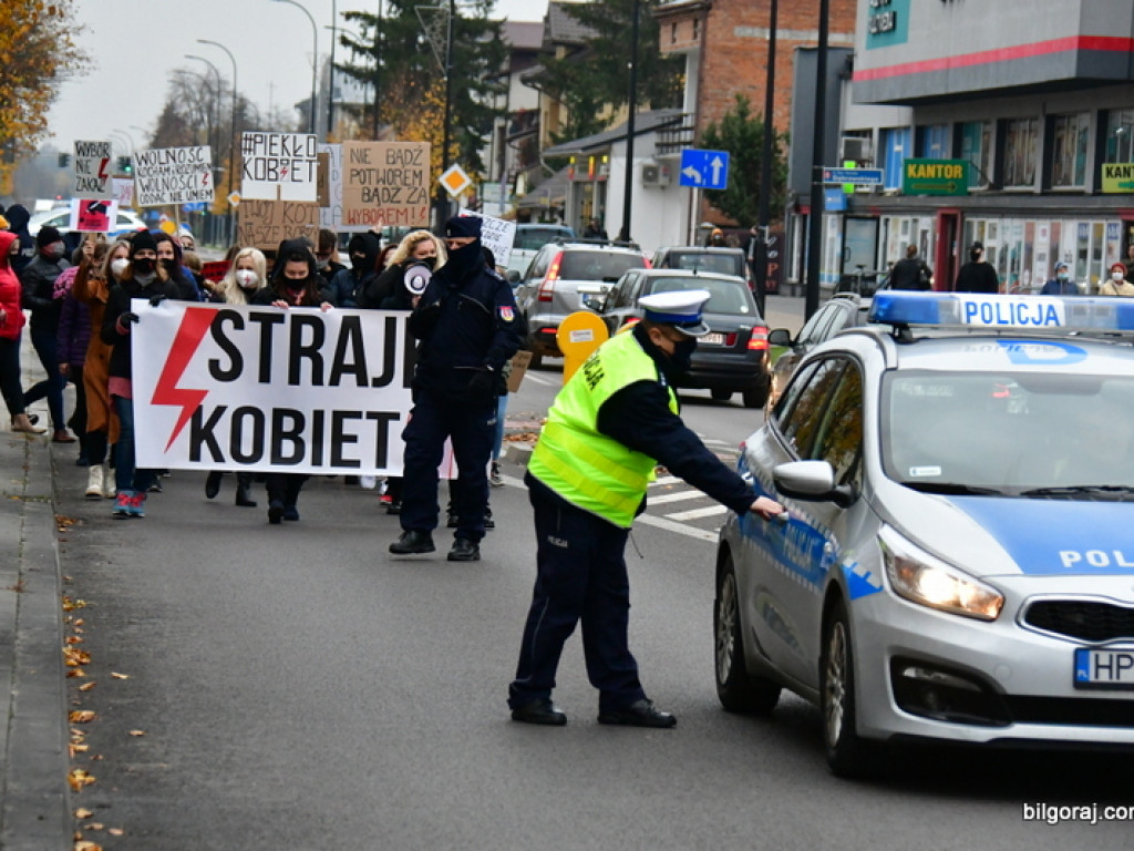 Strajk kobiet. Protest drugi raz przeszedł ulicami Biłgoraja (FOTO)