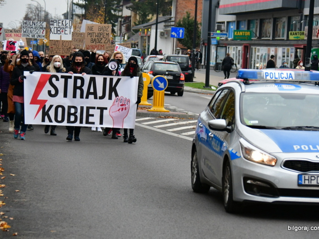 Strajk kobiet. Protest drugi raz przeszedł ulicami Biłgoraja (FOTO)