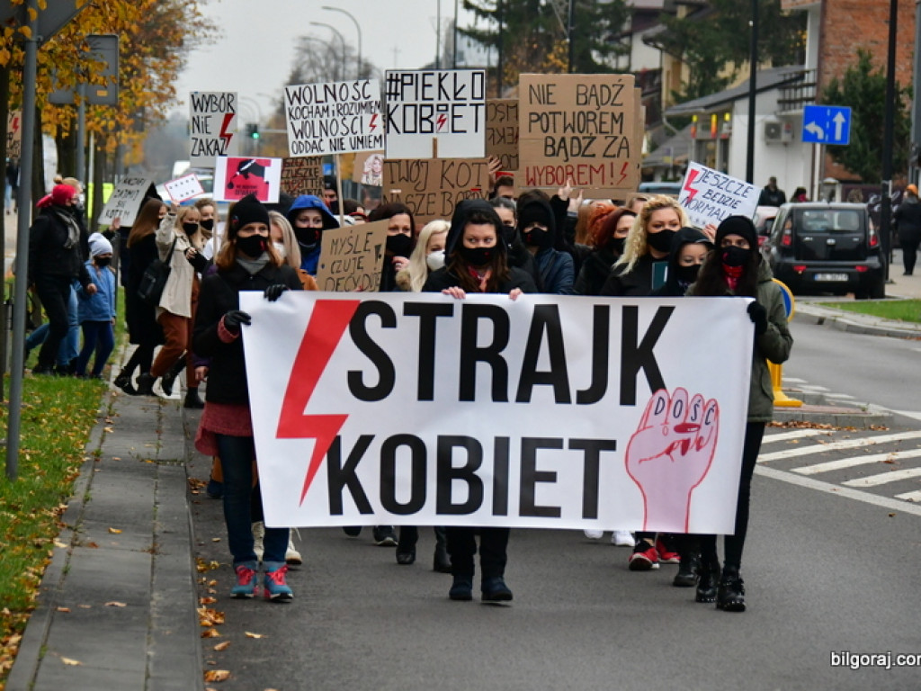 Strajk kobiet. Protest drugi raz przeszedł ulicami Biłgoraja (FOTO)