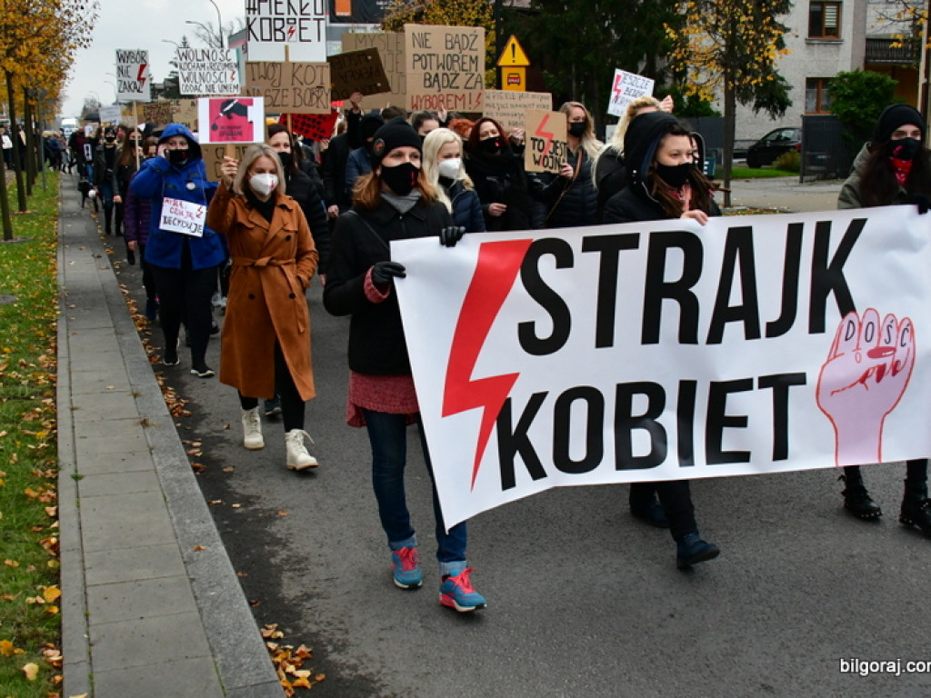 Strajk kobiet. Protest drugi raz przeszedł ulicami Biłgoraja (FOTO)