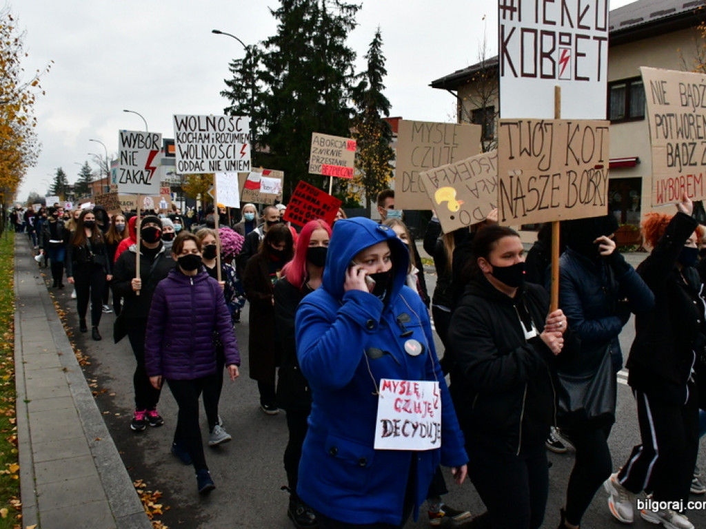 Strajk kobiet. Protest drugi raz przeszedł ulicami Biłgoraja (FOTO)