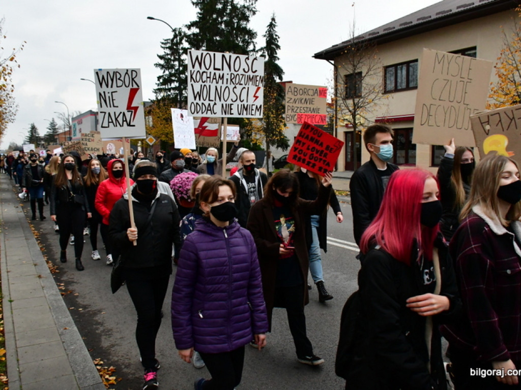 Strajk kobiet. Protest drugi raz przeszedł ulicami Biłgoraja (FOTO)
