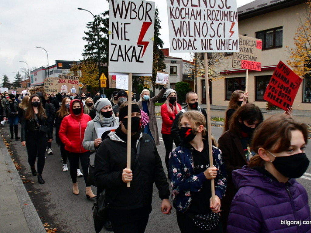 Strajk kobiet. Protest drugi raz przeszedł ulicami Biłgoraja (FOTO)