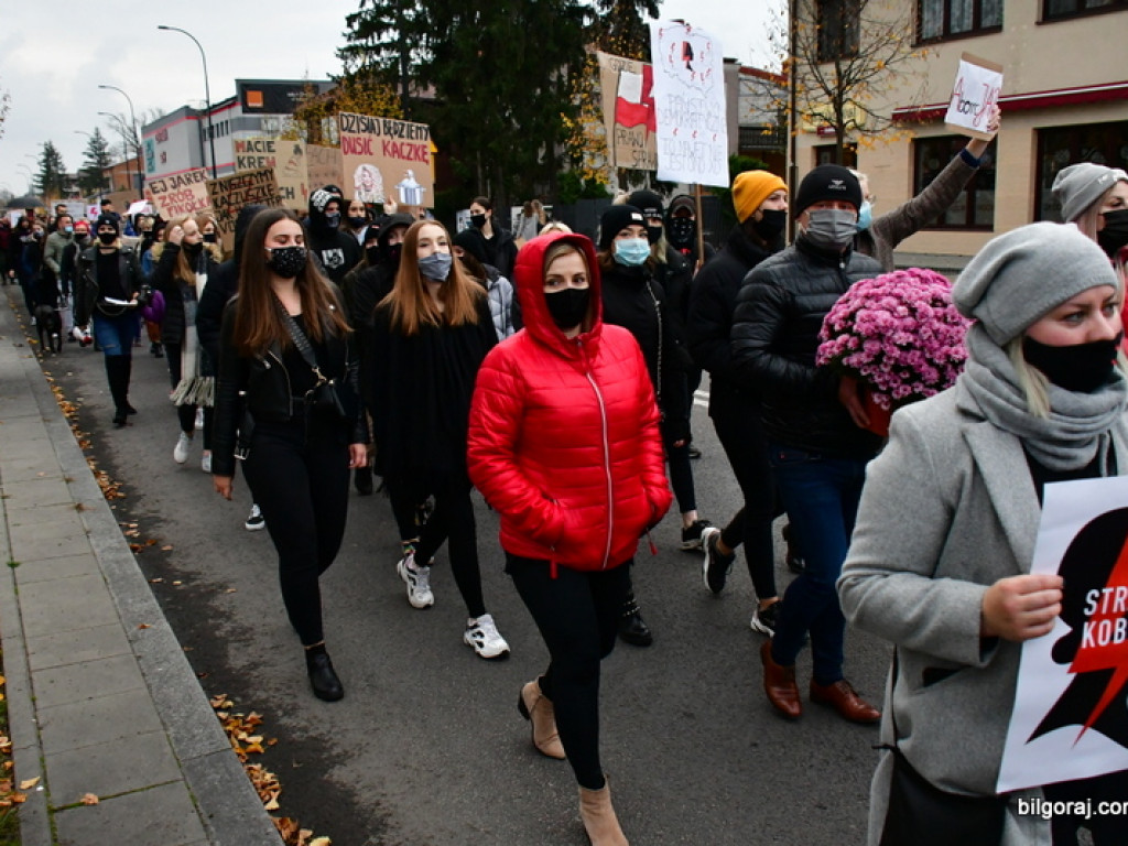 Strajk kobiet. Protest drugi raz przeszedł ulicami Biłgoraja (FOTO)