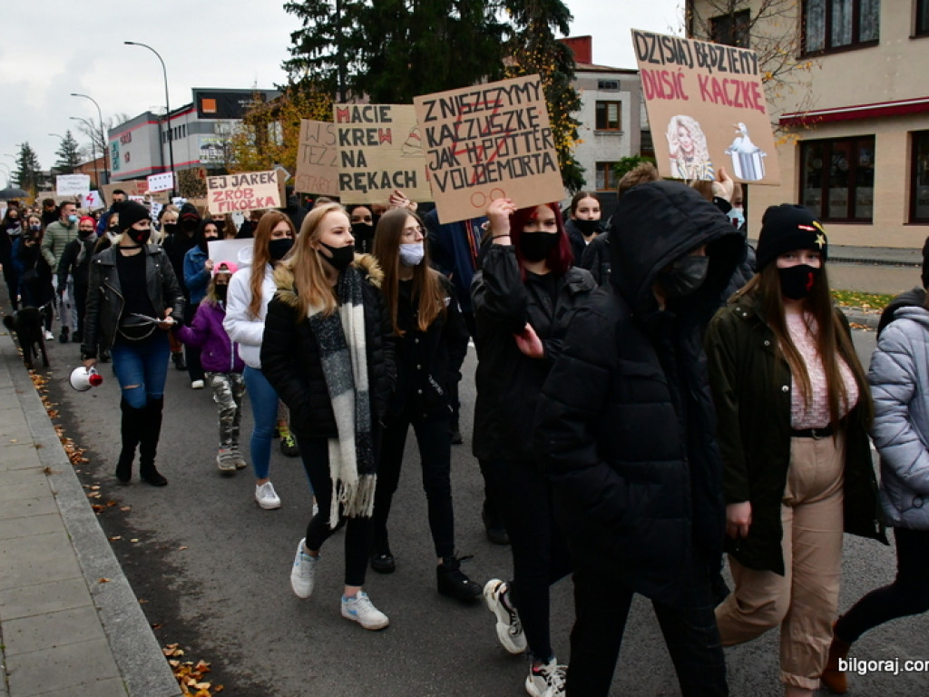Strajk kobiet. Protest drugi raz przeszedł ulicami Biłgoraja (FOTO)