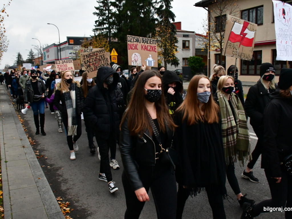 Strajk kobiet. Protest drugi raz przeszedł ulicami Biłgoraja (FOTO)