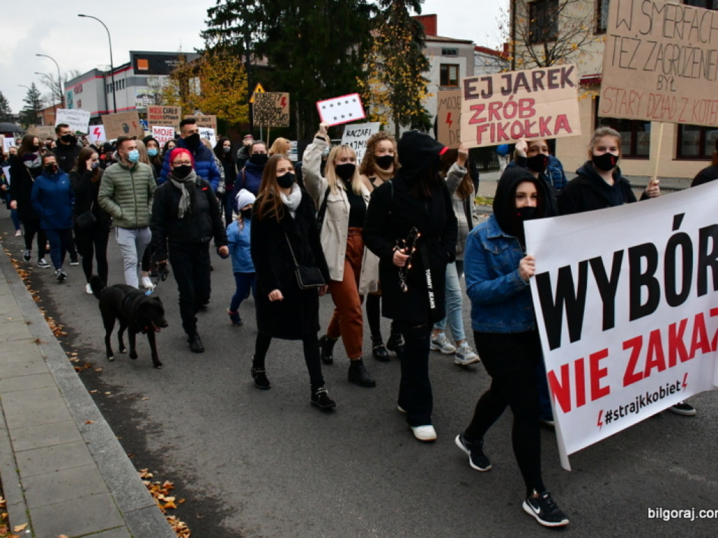 Strajk kobiet. Protest drugi raz przeszedł ulicami Biłgoraja (FOTO)